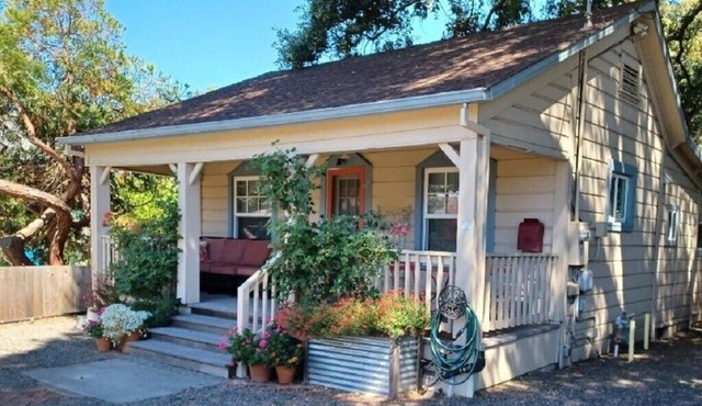Bohemian Artist's Cottage in Wine Country