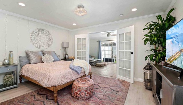 Boho Pink Retreat w/Kitchen, Patio, Laundry!