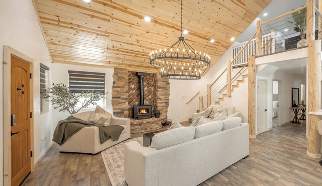 BRAND NEW "Cabana Del Oso" with pool table, large chandelier in Big Bear.