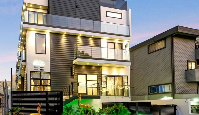 Brand New HUGE 3 Bed 4 Bath West Hollywood Adjacent Town House With A Roof Deck