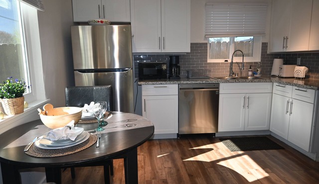Bright 2BR Home, King and Queen Beds, Fenced Yard, Walk to Downtown Winters