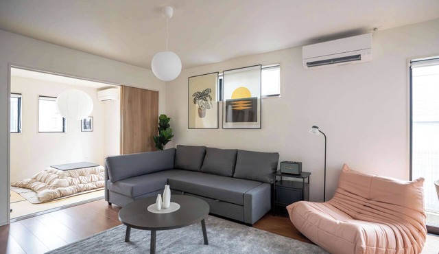 Bright 4BR Home in Ozu Sleeps 11 by Restavio