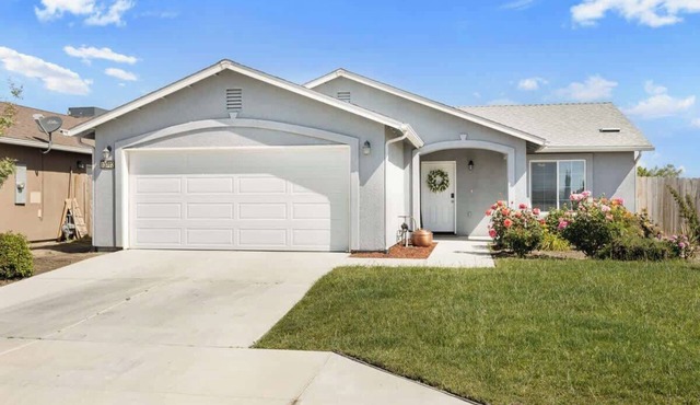 Bright & Comfy House Near NAS with Free Parking