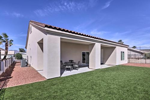 Bright Home w/Yard, 4 Mi to Colorado River!