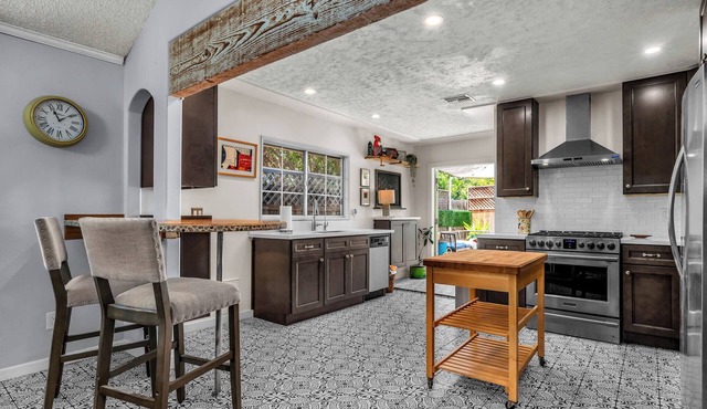 Bungalow Retreat Explore in Walk-able Location. Close to Universal n Warner Bros