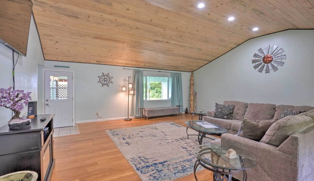 Bungalow w/Wraparound Deck - 8 Mi to Brookings
