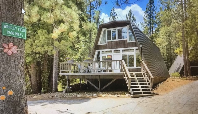 Cabin Tahoe City 9 beds, 1 block to the lake, private beach near ski resorts