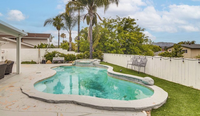 Calabasas Getaway Near Trails, Parks & the 101!