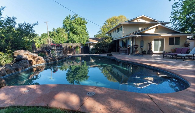 Camp Delta Luxury Lodge 7 BR, Lake, Boat, Pool
