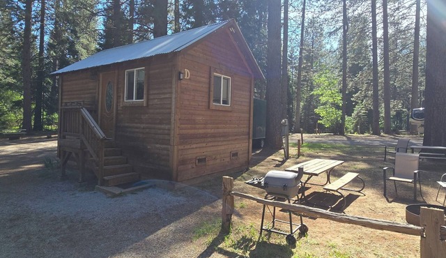 Camping Cabin D Near Lassen NP With Shared Bathrooms/Showers
