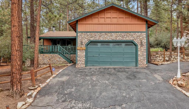 Casa Bosque- Central Modern Fox Farm Log Cabin Retreat- Hot Tub- Fenced- Pets