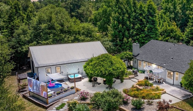 Château Vigne: Luxe retreat, Hot Tub, plunge pool, Outdoor movies, game room, EV