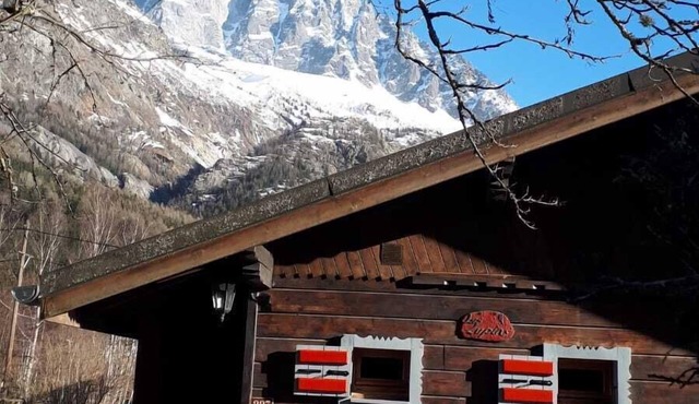 chalet with garden and parking lot in front of Mont-Blanc in Chamonix-Mont-Blanc