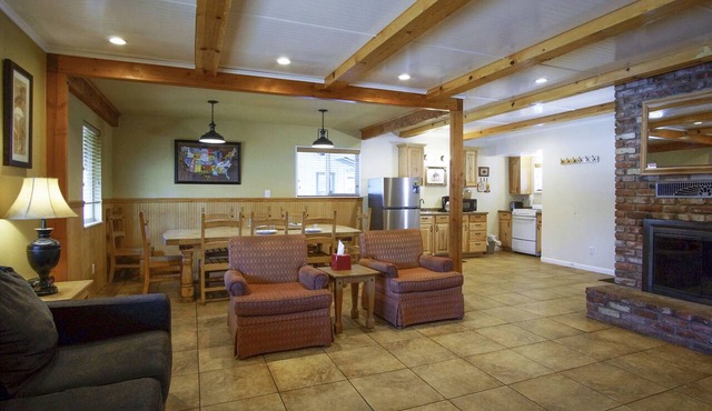 Charm Motel & Suites