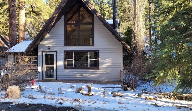 Charming 2-bdrm cabin in Fawnskin, with Wifi & just a 5 minute walk to the lake