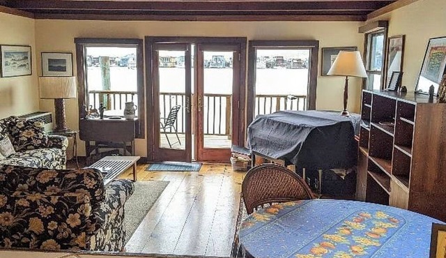Charming 2 Bedroom Houseboat