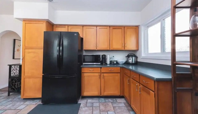 Charming 2-bedroom house in delightful Burbank with WiFi, AC
