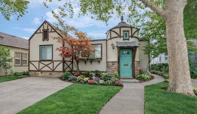 Charming 3-bedroom cottage in lovely Land Park with Backyard