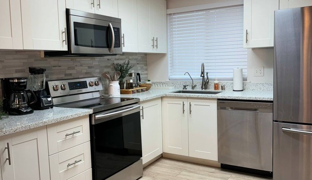 Charming 3-bedroom house in Sacramento with WiFi and AC