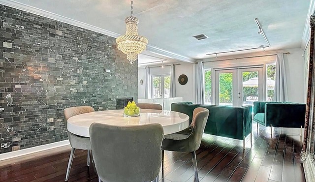 Charming 3 bedroom pool house in Orlando close to airport ,theme parks, shopping