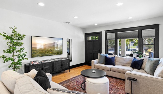 Charming 3BR in Heart of LA with Spacious Backyard