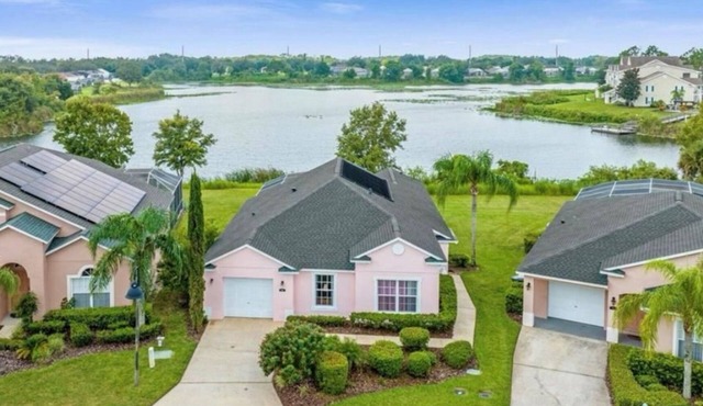 Charming 4-bedroom house with stunning lake view with AC and wifi in Davenport