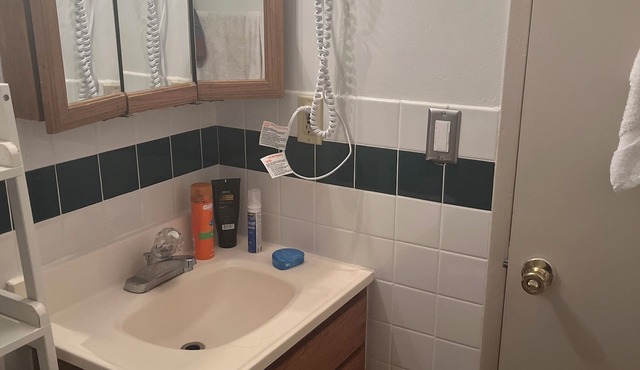 Charming building in Sunnyvale with WiFi and AC. Walk to Restaurants, Whole Food