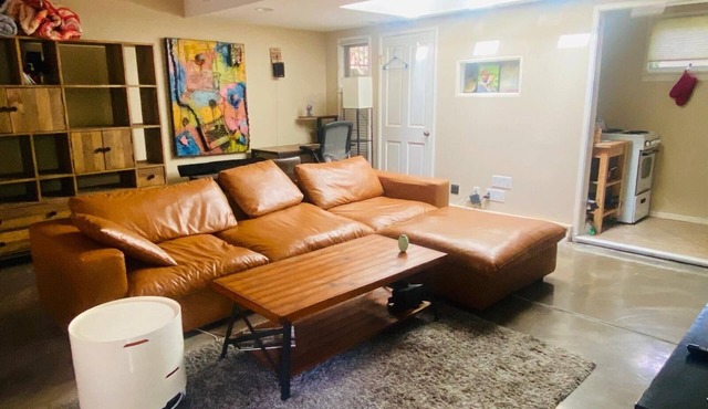 Charming Bungalow in West Hollywood Foothills - walk everywhere!