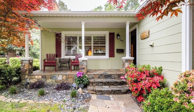 Charming Hideaway Retreat -Short Walk to Eateries/Canyon Long stays welcomed.