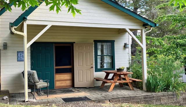 Charming Jacksonville Studio with AC Easy Walk to Town & Britt Festival
