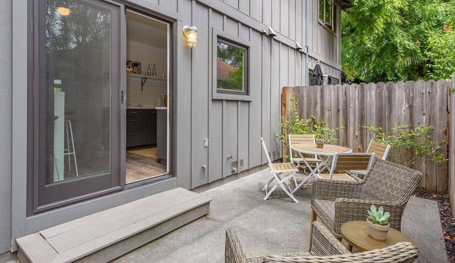 Charming Matheson Modern Townhome 2 Blocks from Healdsburg Plaza in Healdsburg