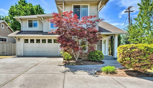 Charming Medford Getaway ~ 4 Miles to Downtown! in Medford