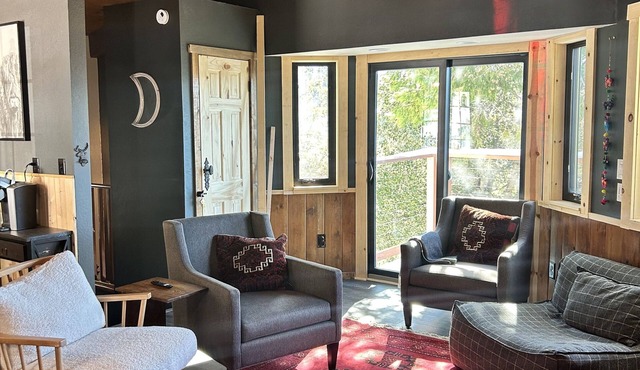 Charming Mountain Cottage. Crestline, CA. Pet-Friendly with Huge Backyard. in Crestline