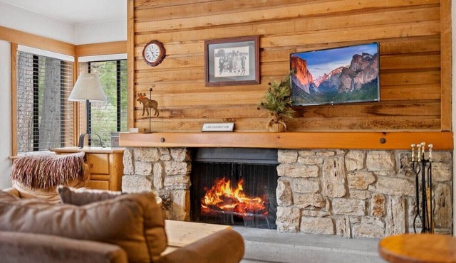 Charming Mtn. Studio: Min Lake/Pool/HotTub/Sauna