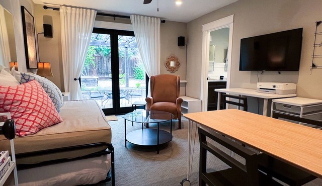 Charming suite w/private grill and patio - close to Sonoma Square & wineries in Sonoma