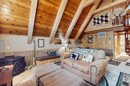 Charming Updated Rustic Cabin with Gas Fireplace close to Lake and Ski Resort