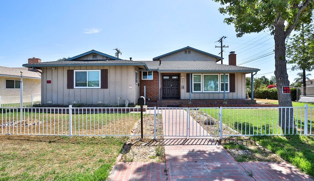 Cheerful 7 Bedrooms, sleeps 20 people, just minutes to Disneyland.