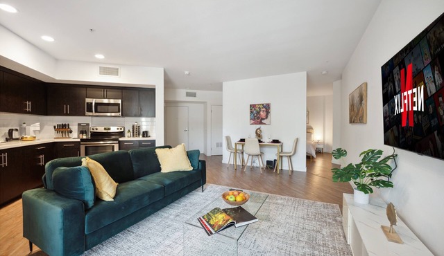 Chic & Cozy 1BR/Central/Pool, Parking, Gym