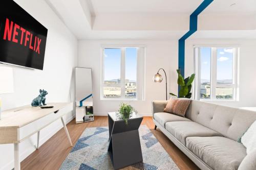 Chic Studio with Stunning DTLA Views, Walk to Metro
