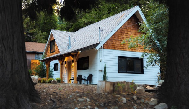 Christmas Tree Cottage/EV Charger/Fenced In Yard For Pets & Kids