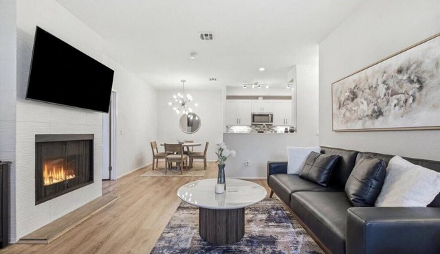 Clean and modern Carmel Valley/Del Mar condo near beach, races, Torrey Pines
