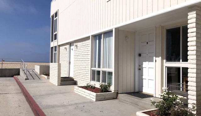 Clean Apartment adjacent to Beach