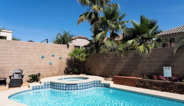 Clean Vegas area with HEATED salt pool & hot tub, PRIVATE Luxury 5 Star Reviews