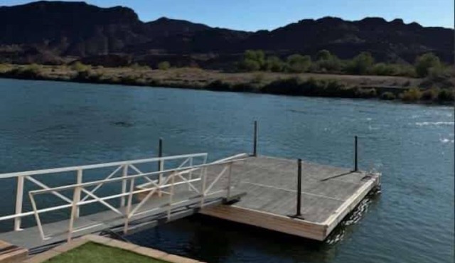 Cliff Hanger, River access with dock