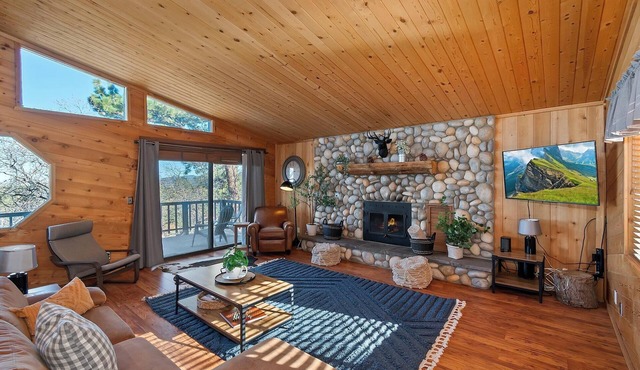 Close to Bear Mountain Ski Resort, Golf Course and Zoo! PET FRIENDLY 🐾! Rock Fireplace! Mountain Views!