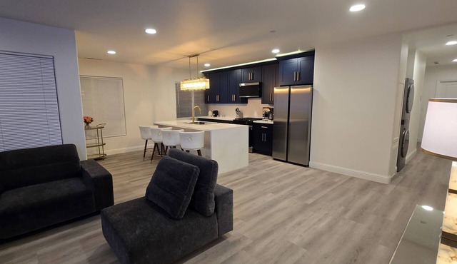 Coastal Retreat. Ocean View. Walk to Beach & Dine.