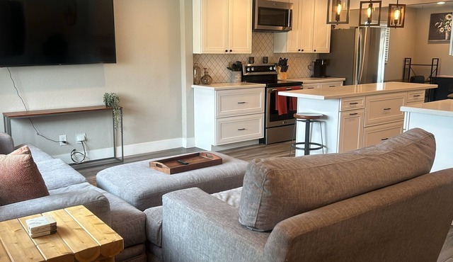 Comfy & Cozy - walk to Water Street!