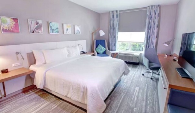 Convenient Accommodation w/Free Parking, Pool in Wesley Chapel
