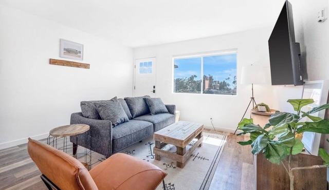 Convenient dog-friendly condo with free WiFi - right up from the beach