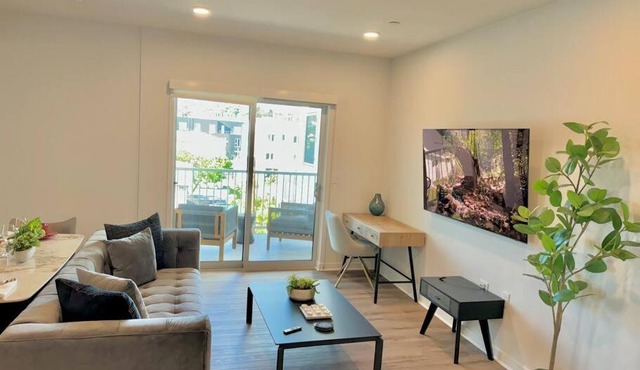 Corner 2 Bedroom 2 Bath Condo - Balcony - Parking